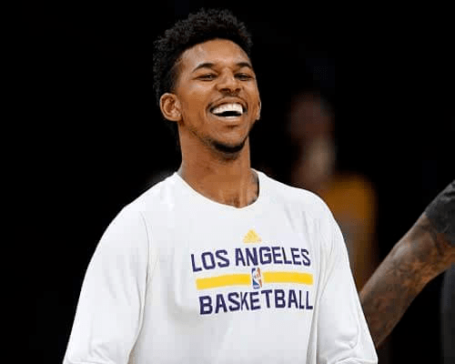 阿尔巴达成迈阿密百场里程碑，获赠纪念球衣+全队合影庆祝（阿尔巴迈阿密百场达成：获赠纪念球衣，与全队合影庆祝）