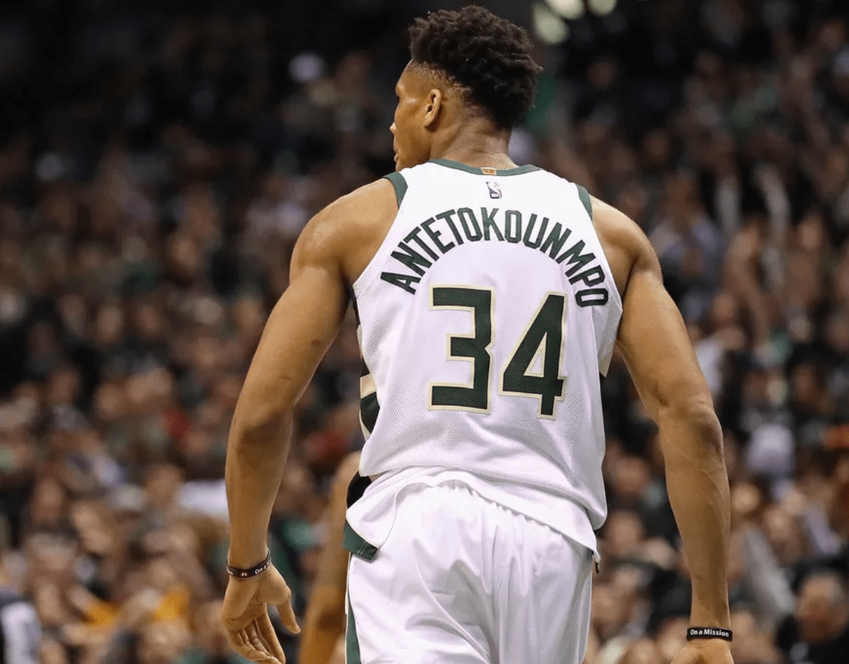 186场追平内马尔，阿劳霍升至巴萨队史拉美球员出场榜第十（阿劳霍第186场追平内马尔，跻身巴萨拉美球员出场榜第十位）