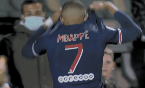 足球国足忙碌备战，训练场加练至夜晚