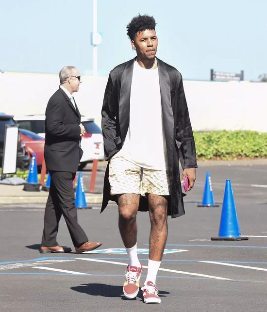 中韩二番战！媒体人：调整心态和限制李贤重是中国男篮的取胜之匙（中韩再战！媒体人：稳住心态、严防李贤重是中国男篮制胜关键）