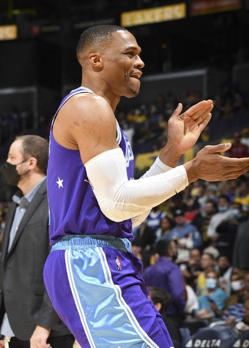 里程碑！字母哥生涯总得分来到21000分（字母哥生涯总得分突破21000分大关）