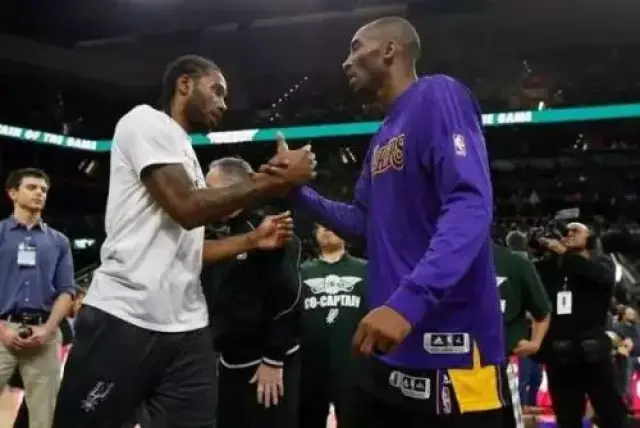 网红“小溥仪”现场观战北京国安比赛，与张稀哲合影留念（“小溥仪”网红现身国安主场观赛，与张稀哲同框留念）