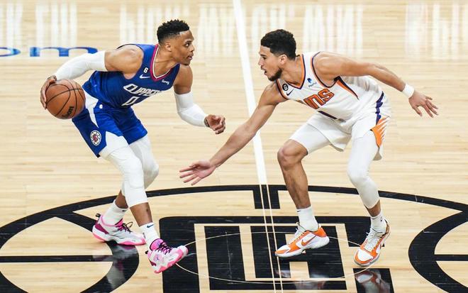 伊涅斯塔：中场球员当教练更能掌控全局，小法现在做得非常好（伊涅斯塔：中场出身教练更能掌控大局，小法目前表现出色）