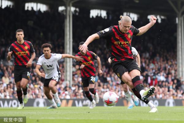 特维斯率塔列雷斯对阵博卡，赛后收到博卡赠送的纪念球衣（特维斯率领塔列雷斯迎战博卡，赛后获赠博卡纪念球衣）